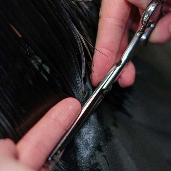 taglio capelli con forbici per parrucchiere